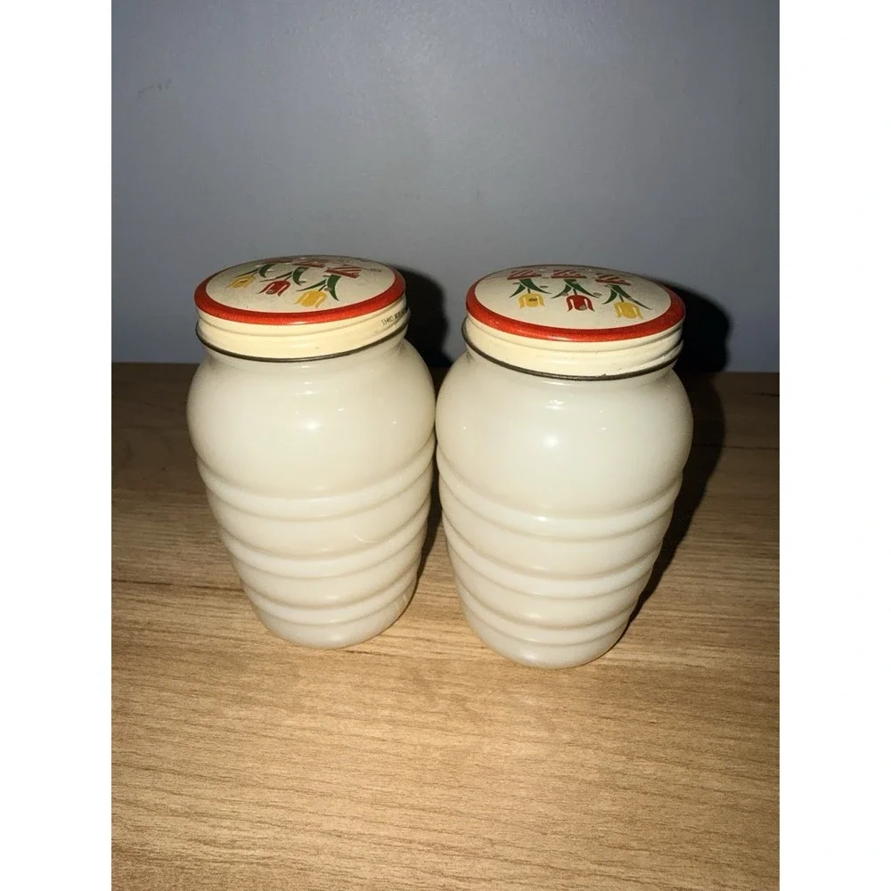 Vintage Fire King Anchor Hocking Custard Glass Salt & Pepper Shakers Tulip Lids‎